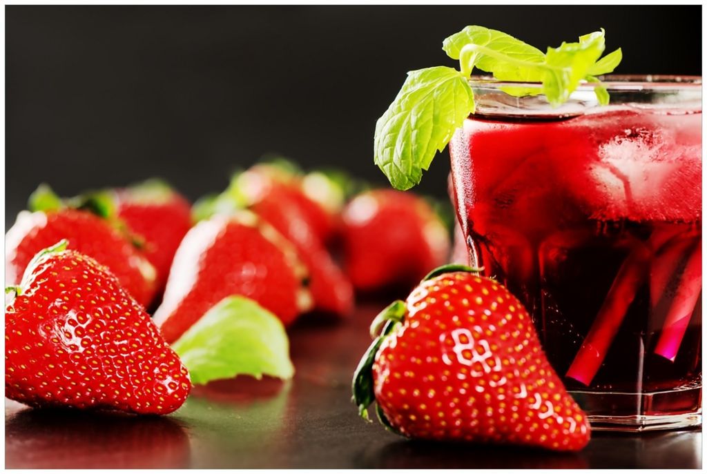 Wallario Premium Glasbild, freischwebende Optik, kräftige Farben, Größe 90 x 60 cm Motiv Erdbeer-Mojito - Frische Erdbeeren