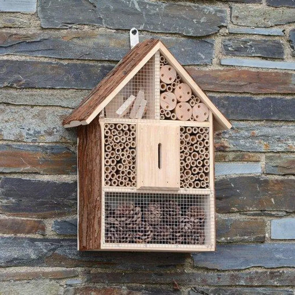 Hôtel à insectes de jardin pour favoriser la pollinisation