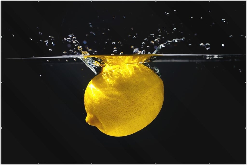 Wallario Wandbild Zitrone im Wasser - Frisches Obst für die Küche, Größe: 61 x 91,5 cm, Poster mit rahmenlosen Bildhalter