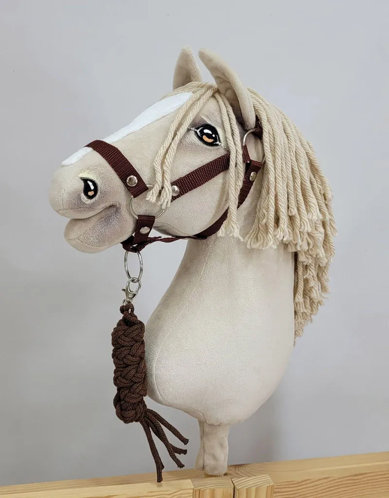 Équipez votre Hobby Horse A3 d'une bride marron stable avec cordelette