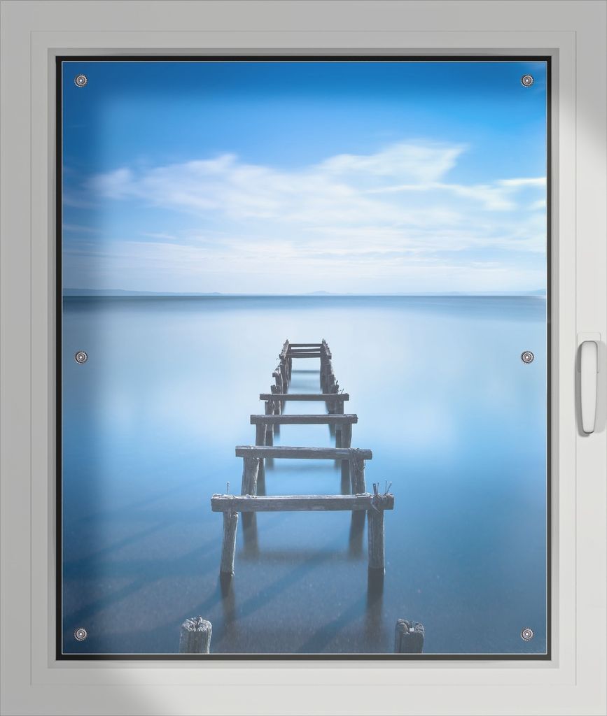 Wallario Lichtschutzbild, Dekorativer Sichtschutz Sonnenschutz 76 x 93 cm mit Motiv: Rustikaler Holzsteg im blauen See - Verdunklung ohne Bohren