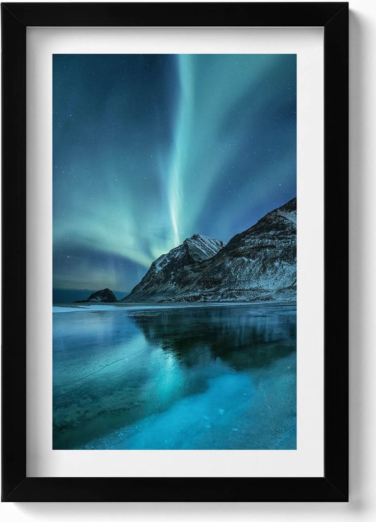 Nordlicht über den Bergen und dem Wasser– Wandbild mit Rahmen – Gerahmtes Bild – Wanddekoration – 20x30 cm – Schwarz