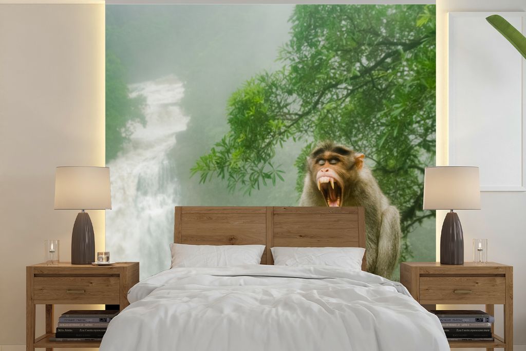 MuchoWow Fototapete für Wohnzimmer oder Schlafzimmer Wandtapete Vinyl Motivtapete Schreiender Affe vor Wasserfall - 300x300 cm - Wanddekoration