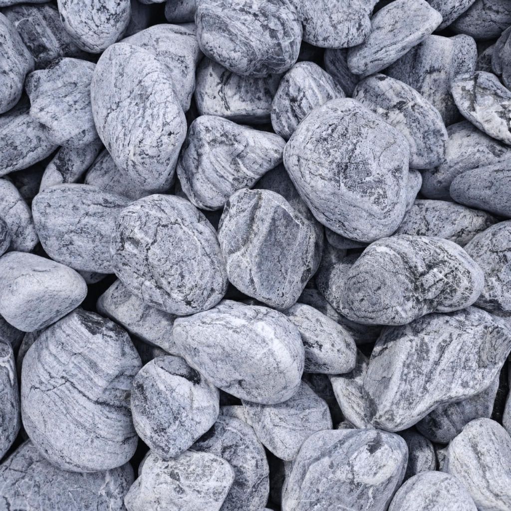 Grau gemaserte Kieselsteine dicht aneinander liegend im Detail