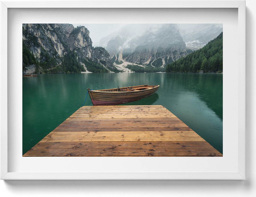 Landschaft - Seebrücke Boot See Wälder und Berge– Wandbild mit Rahmen – Gerahmtes Bild – Wanddekoration – 70x50 cm – Weiß Rahmen