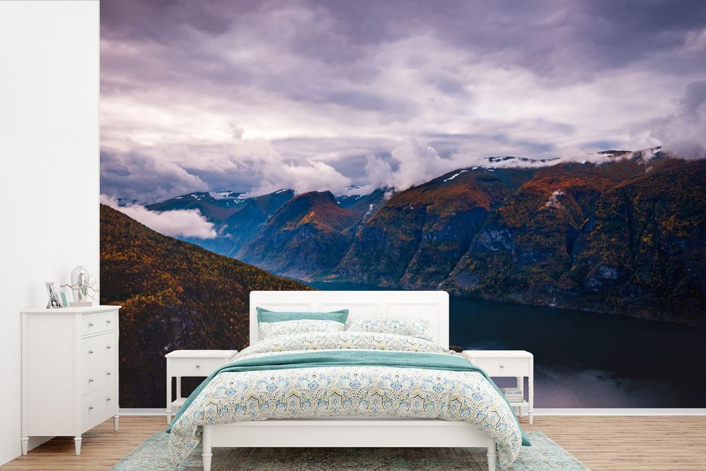 MuchoWow Fototapete für Wohnzimmer oder Schlafzimmer Wandtapete Vinyl Motivtapete Stadt Flåm und Berglandschaft in Norwegen - 360x240 cm - Viny...