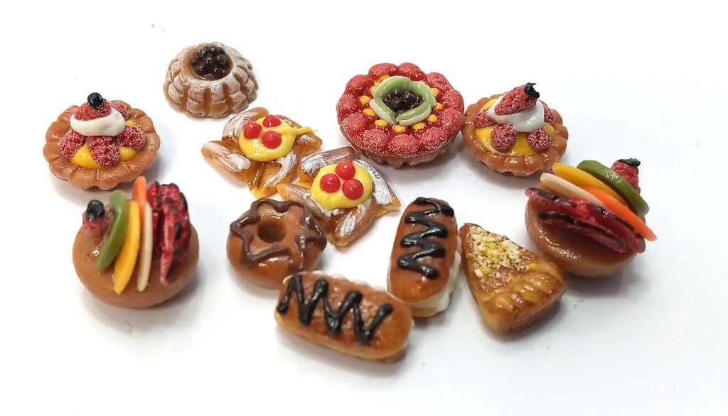 Miniatur Gebäck und Kuchensortiment für 1:12 Puppenstuben. 12 tlg.