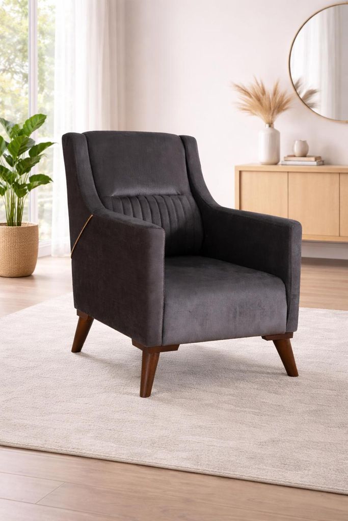 Stilvoller Sessel in Grau mit modernen Details und goldenen Verzierungen