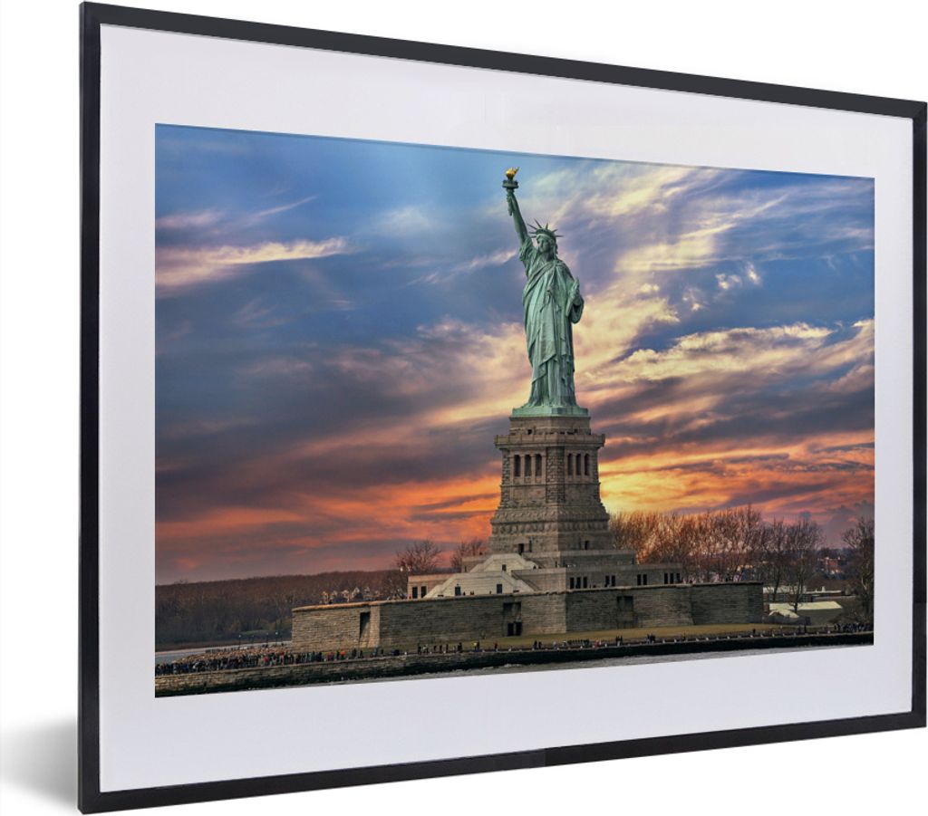 MuchoWow MuchoWow Gerahmtes Poster Freiheitsstatue in New York bei Sonnenuntergang 40x30 cm - Poster mit zchwarzem Bilderrahmen - Bilderrahmen ...