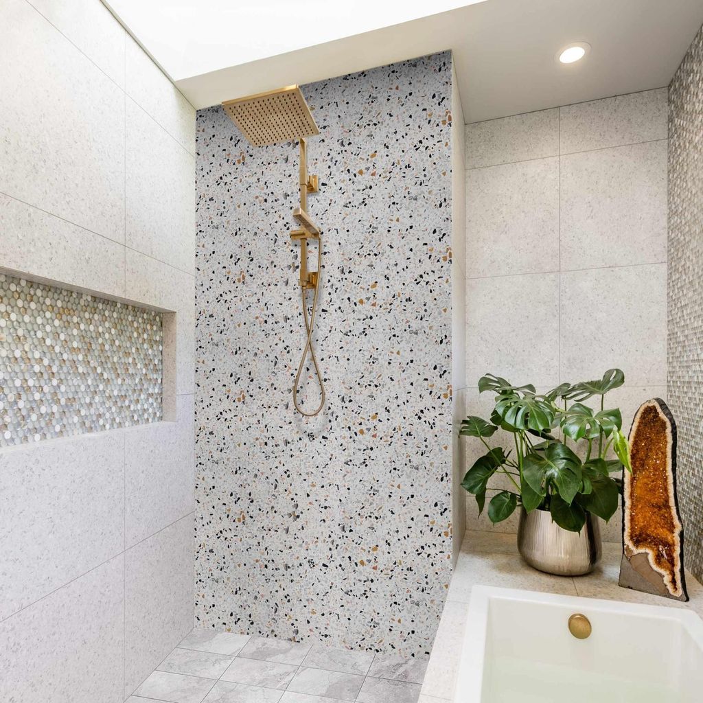 Duschrückwand Muster selbstklebend - 0.61 mm Wandpaneel wasserfest Terrazzo weiss Abstrakt Badrückwand fugenlos Premium matt 100x210 cm