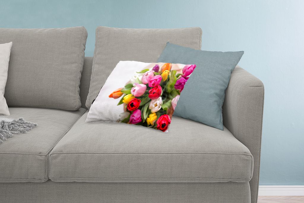 MuchoWow Zierkissen Sofakissen Wohnzimmer Dekokissen 60x40 cm Wald mit Tulpen in einer Vase - Kopfkissen - Polster mit Foto