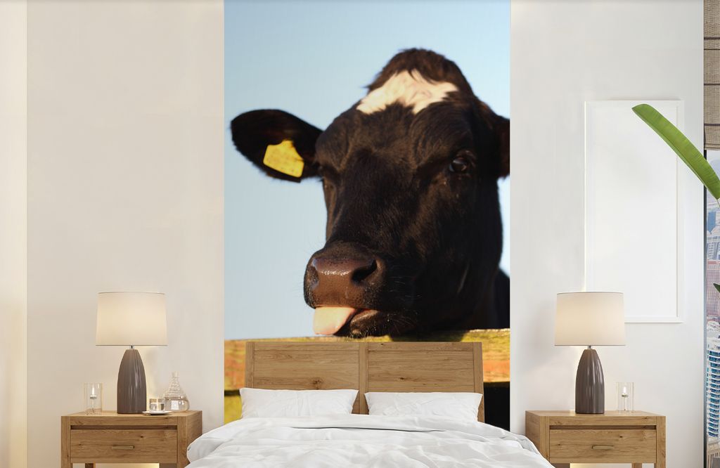 MuchoWow Fototapete für Wohnzimmer oder Schlafzimmer Wandtapete Vinyl Motivtapete Kuh - Etikett - Zaun - 120x240 cm - Hintergrundbild