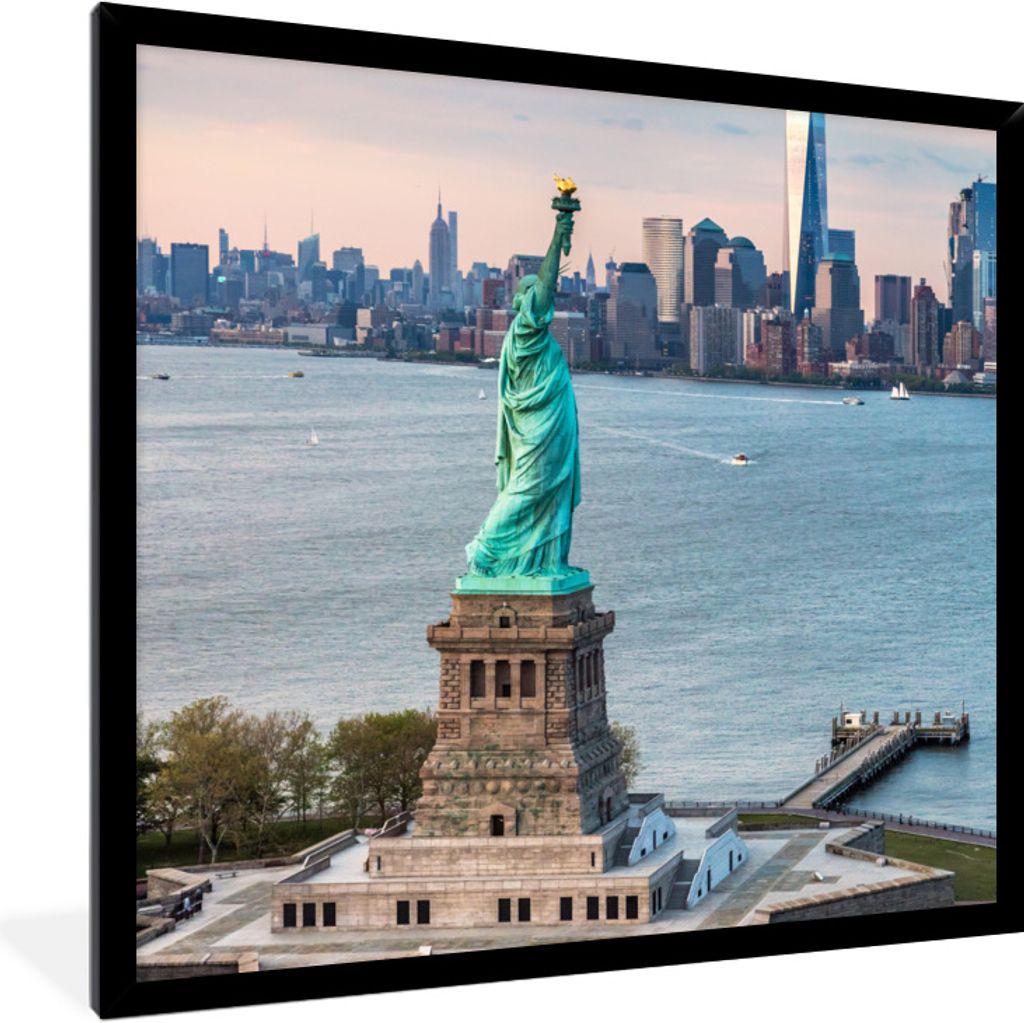 MuchoWow Gerahmtes Poster Freiheitsstatue mit der Skyline von New York 40x40 cm - Poster mit Schwarzem Bilderrahmen Wandposter Rahmen Foto Bilder...