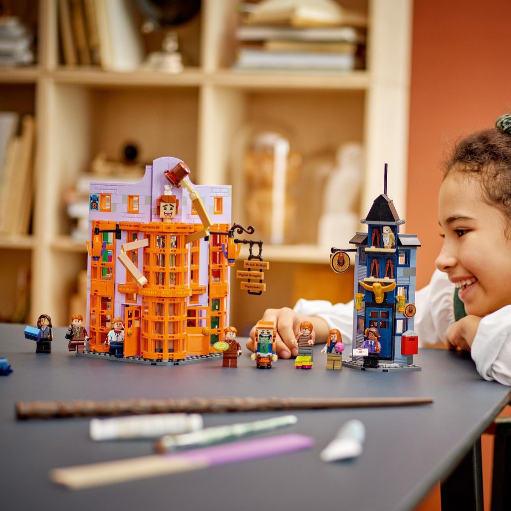 LEGO 76422 Harry Potter Winkelgasse: Weasleys Zauberhafte Produktbild 7