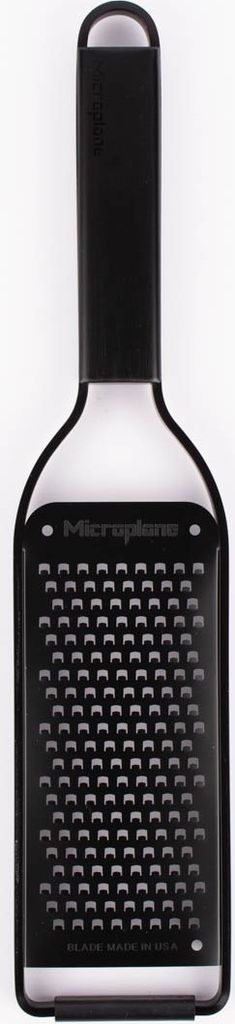 Microplane Küchenreibe Grob mit Edelstahlklinge für Käse, Karotte, Ingwer, Kokosnuss & Meerrettich aus der Black Sheep Serie 43000