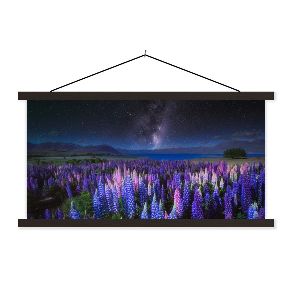 MuchoWow Textilposter Blumen - Nacht - Lupine - Sternenhimmel - Lila - Natur 60x30 cm mit schwarzem Rahmen - Textilien