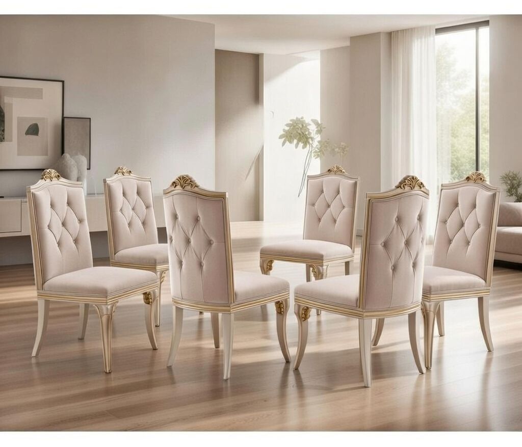 Beige Esszimmerstuhle mit eleganter Knopfheftung und goldenen Details