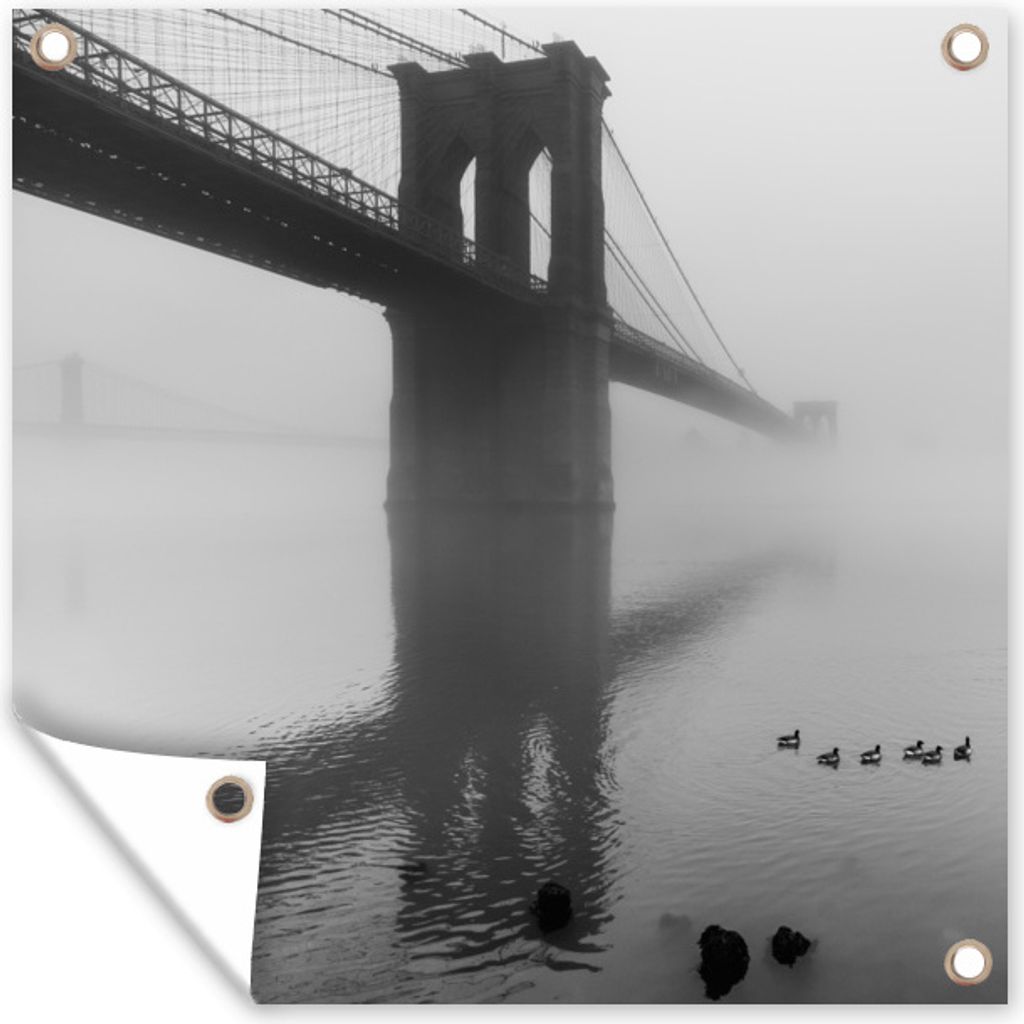 MuchoWow 100x100 cm Outdoor-Poster Gartendeko Sichtschutz Garten Poster für den Garten Nebel bedeckt die Brooklyn Bridge in New York in schwarz...