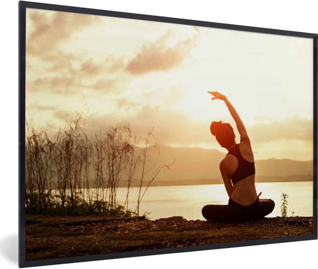 MuchoWow Gerahmtes Poster Silhouette einer jungen Frau macht Yoga am Strand 90x60 cm - Poster mit Schwarzem Bilderrahmen Wandposter Rahmen Foto B...
