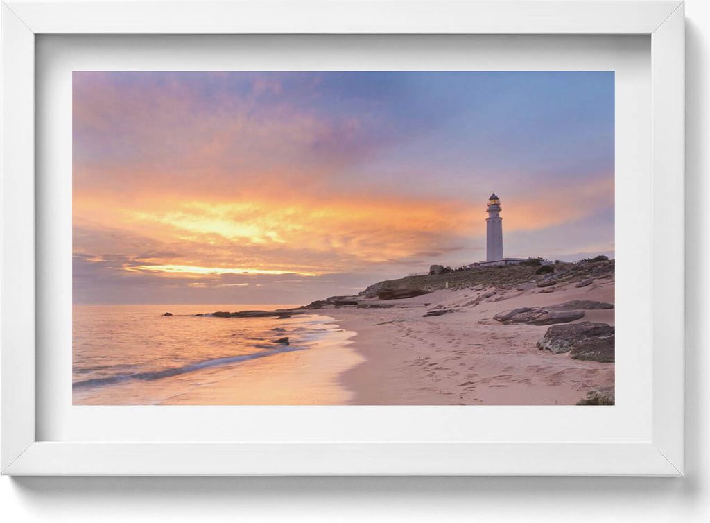 Meereslandschaft mit Strand und Leuchtturm– Wandbild mit Rahmen – Gerahmtes Bild – Wanddekoration – 30x20 cm – Weiß Rahmen