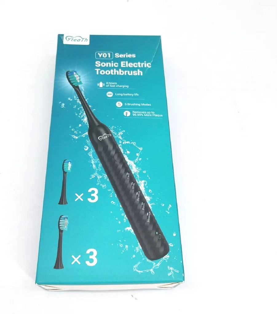 Brosse à dents électrique contre la plaque dentaire et les taches de café