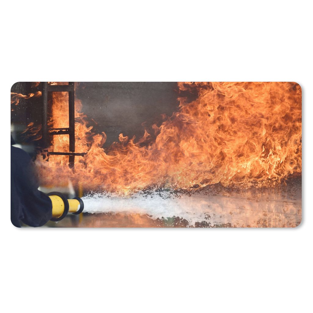 MuchoWow Schreibtischunterlage Feuerwehr löscht das Feuer mit Schaum 80x40 cm - XXL Mauspad - Gaming Mauspad