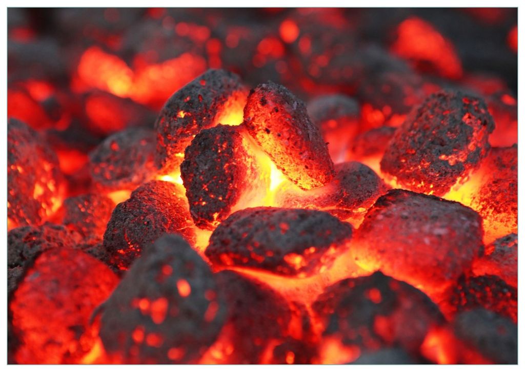 Wallario Premium Glasbild, freischwebende Optik, kräftige Farben, Größe 100 x 70 cm Motiv Glühende Kohlen im Kamin