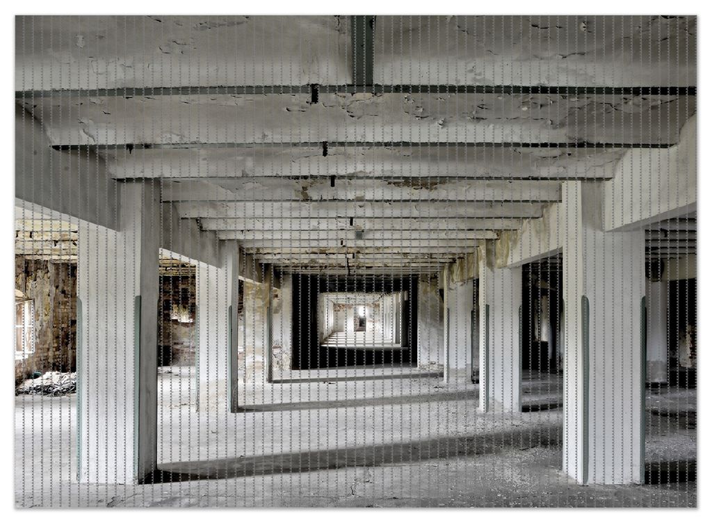Wallario Duschmatte Antirutschmatte Badmatte Fußmatte Alte Industriehalle - einsame Lagerhalle einer Brauerei, Größe ca. 90 x 65 cm