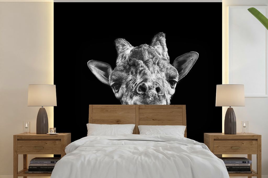 MuchoWow Fototapete für Wohnzimmer oder Schlafzimmer Wandtapete Vinyl Motivtapete Giraffe vor schwarzem Hintergrund in schwarz und weiß - 280x2...