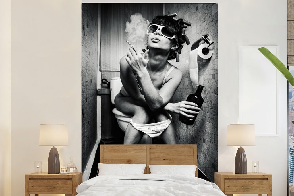 MuchoWow Fototapete für Wohnzimmer oder Schlafzimmer Wandtapete Vinyl Motivtapete Frau - Vintage - Lockenwickler - Toilette - Zigarette - 155x24...