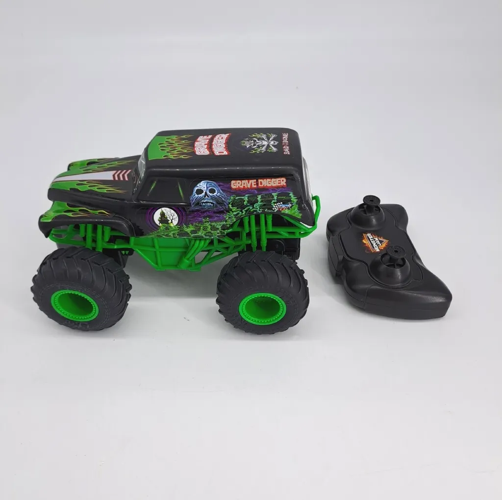 Grave Digger RC 1:24 Monster Jam : Voiture Télécommandée Anti-Interférence - 15