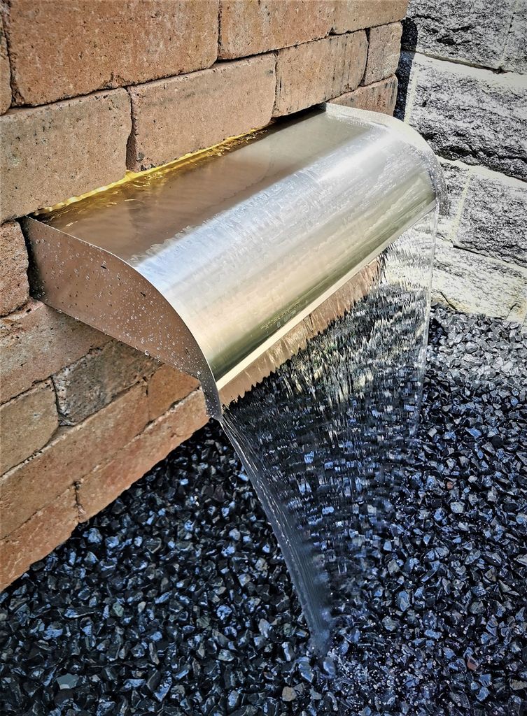 Wasserfall Mambo 60 cm abgerundet langer Auslauf Edelstahl matt gebürstet LED-Beleuchtung Speyer