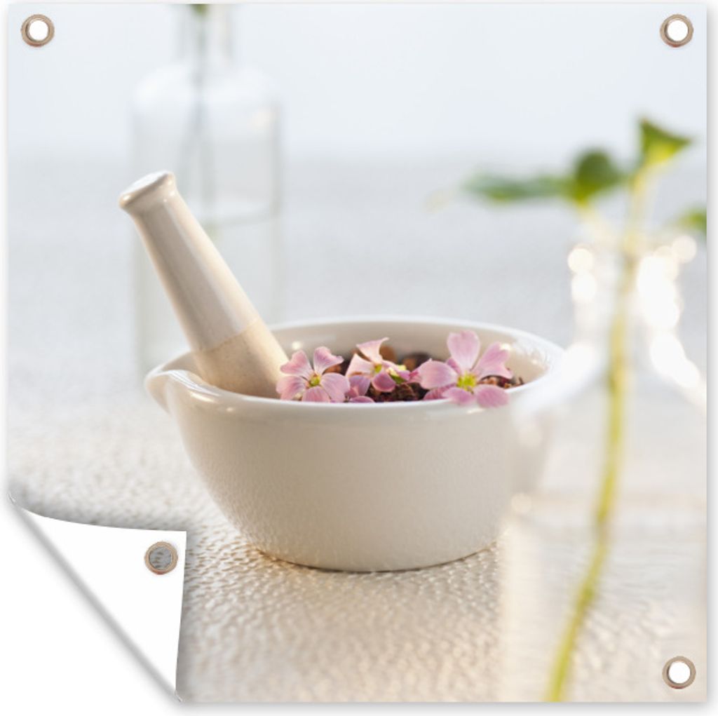 MuchoWow 100x100 cm Outdoor-Poster Gartendeko Sichtschutz Garten Poster für den Garten Ein Mörser mit rosa Blütenblättern