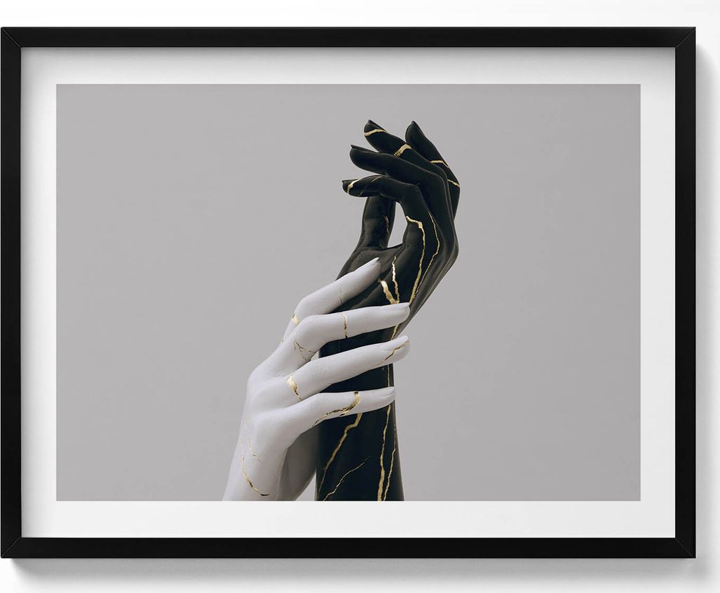 Schwarze und weiße Hände mit Gold– Wandbild mit Rahmen – Gerahmtes Bild – Wanddekoration – 80x60 cm – Schwarz Rahmen