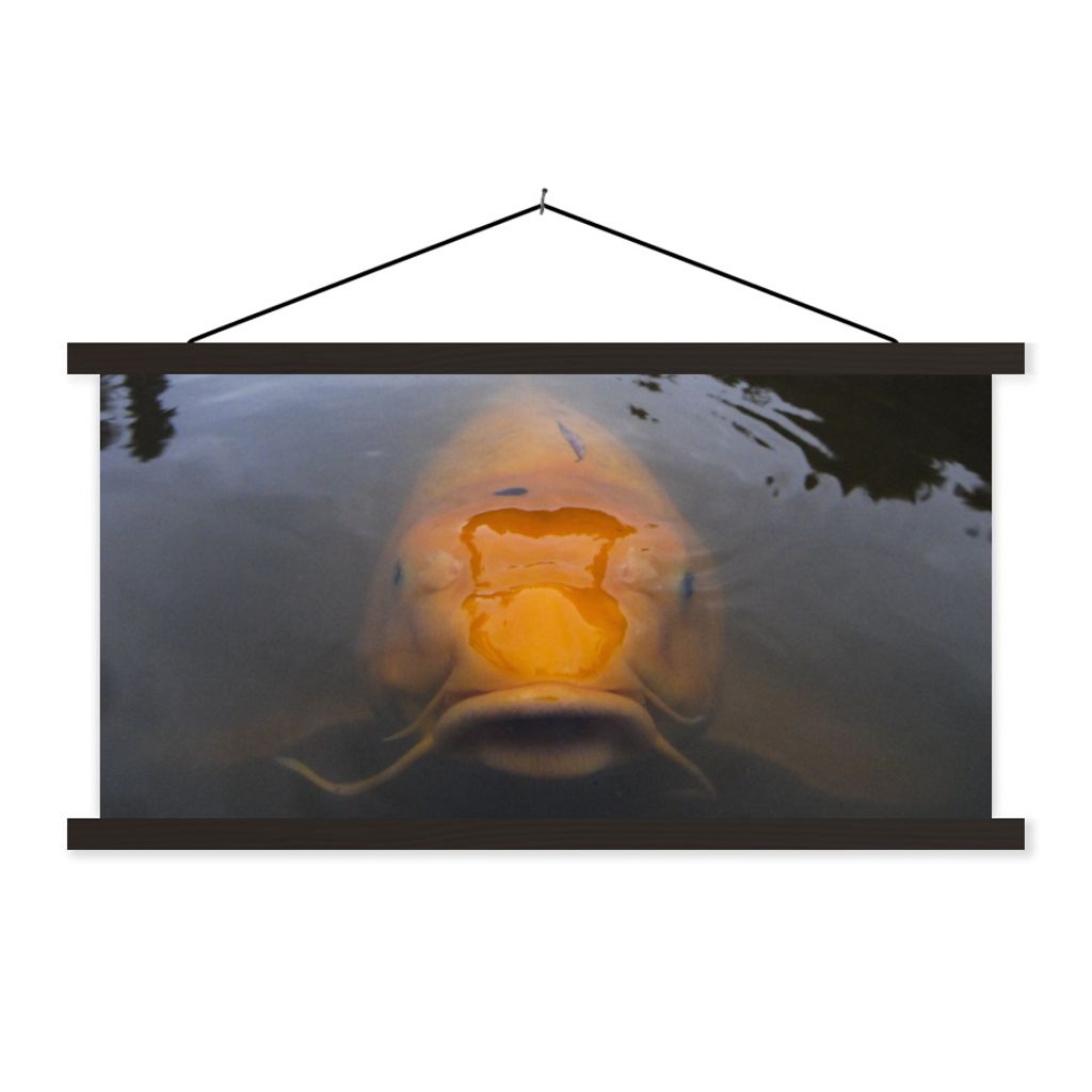 MuchoWow Textilposter Ein riesiger Koi-Karpfen im Wasser 90x45 cm mit schwarzem Rahmen - Klemmleisten
