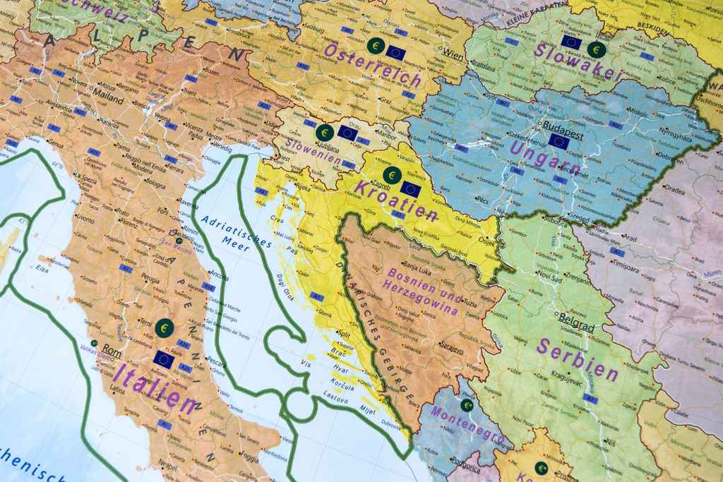 GeoMetro Europakarte mit Laminierung und Holzleisten zum Produktbild 5