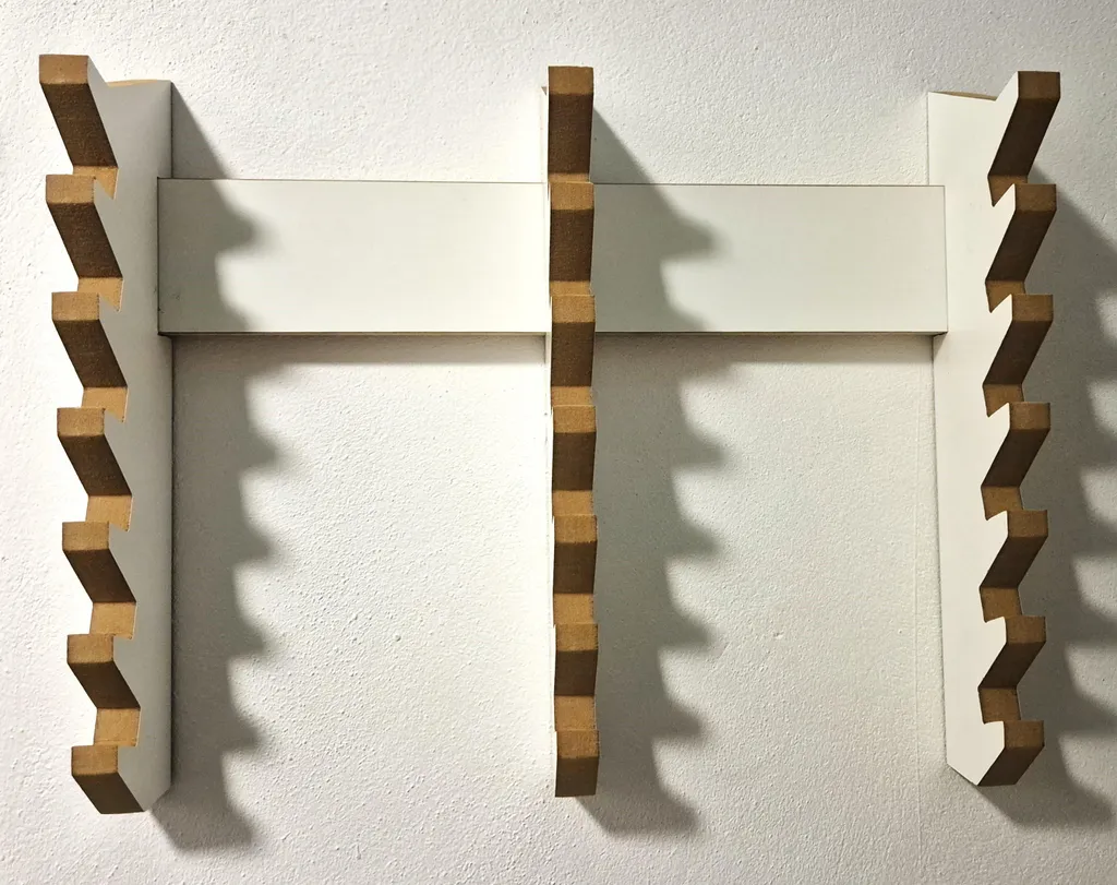 Patère murale Hérisson 21 crochets en bois blanc pour chambre d'enfant