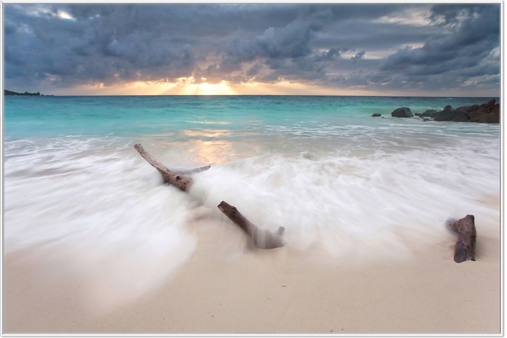 Wallario Wandbild Wellen am Strand bei Sonnenuntergang, Größe: 61 x 91,50 cm, Poster mit weißem Aluminiumrahmen