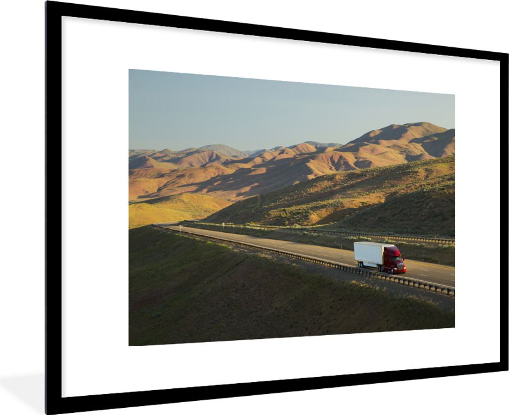 MuchoWow Gerahmtes Poster Weißer und roter Lastwagen in einem hügeligen Gebiet 90x60 cm - Poster mit Schwarzem Bilderrahmen Wandposter Rahmen F...