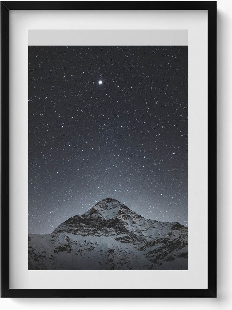 Berg in einer sternenklaren Nacht– Wandbild mit Rahmen – Gerahmtes Bild – Wanddekoration – 50x70 cm – Schwarz Rahmen