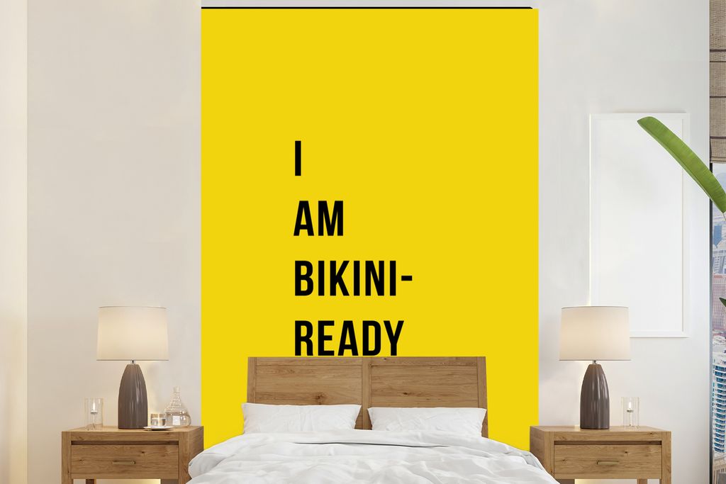 MuchoWow Fototapete für Wohnzimmer oder Schlafzimmer Wandtapete Vinyl Motivtapete Zitat - Ich bin bereit für den Bikini - Gelb - 195x300 cm - D...