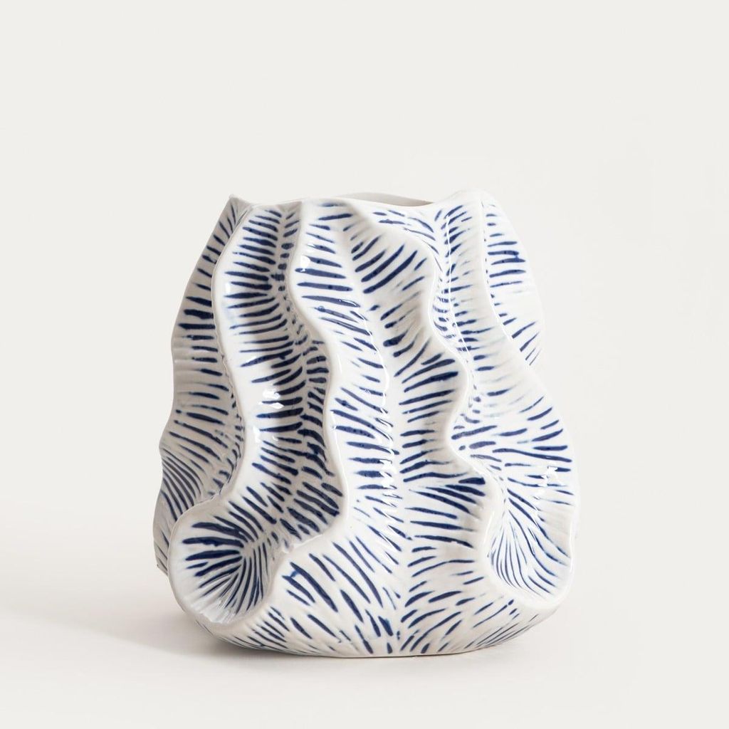 HOMLA CLARIO Vase in gewellter Form 18,5x18,5x19 cm