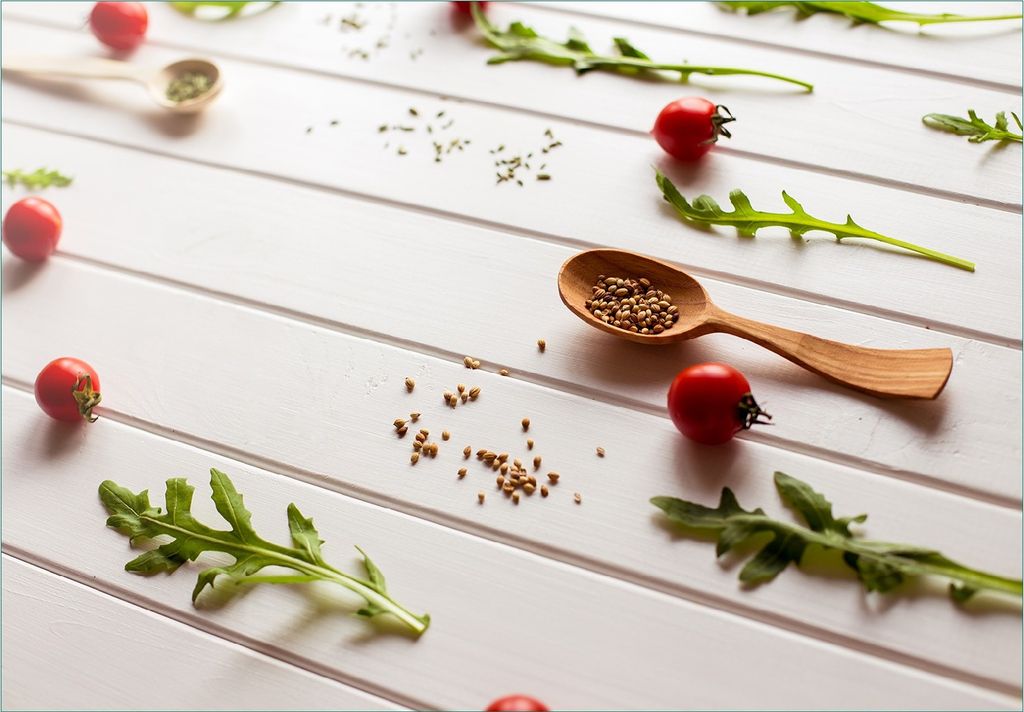 Wallario Fototapete Vliestapete, seidenmatte Oberfläche, einfache Verarbeitung, Größe 300 x 210 cm, Motiv Küche Ruccola, Tomaten und Gewürze