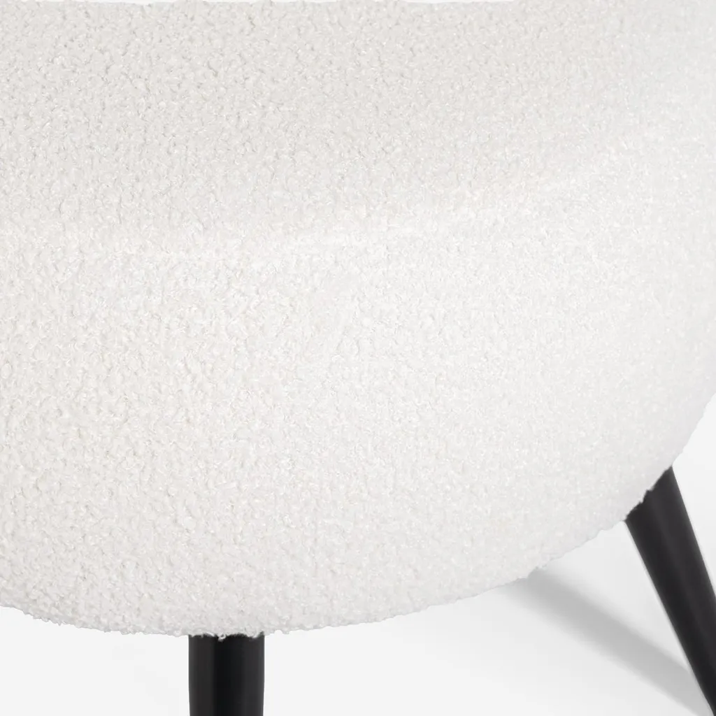 Petit pouf de salon Belix blanc bouclé avec piètement métal noir chic