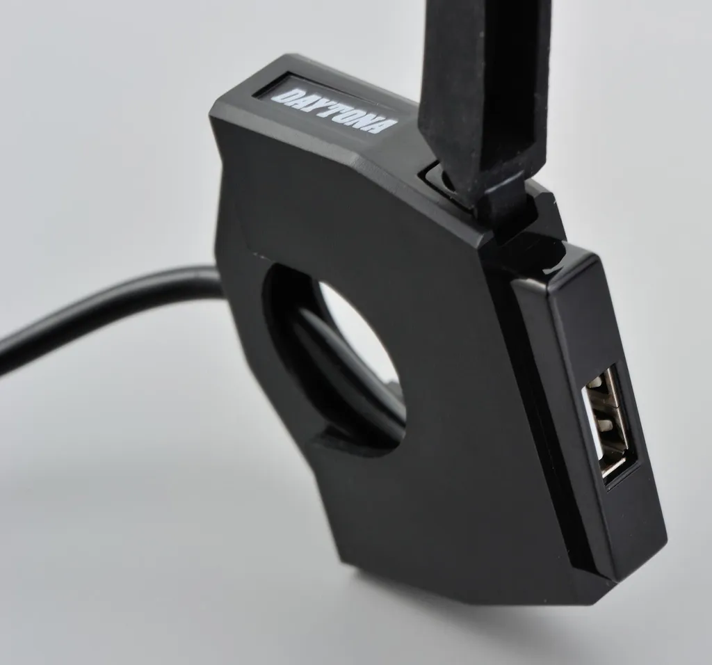 Adaptateur USB DAYTONA Slim Ø22,2/25,4 charge rapide et montage facile