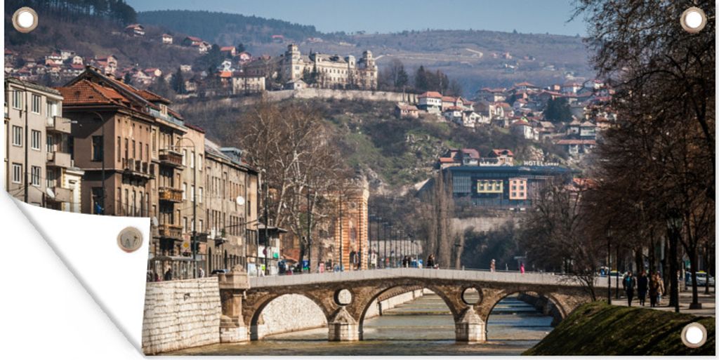 MuchoWow 80x40 cm Outdoor-Poster Gartendeko Sichtschutz Garten Poster für den Garten Brücke über den Fluss Miljacka in Sarajewo, Bosnien und H...