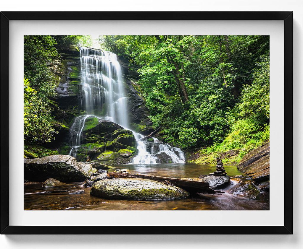Wasserfall im Wald– Wandbild mit Rahmen – Gerahmtes Bild – Wanddekoration – 80x60 cm – Schwarz Rahmen
