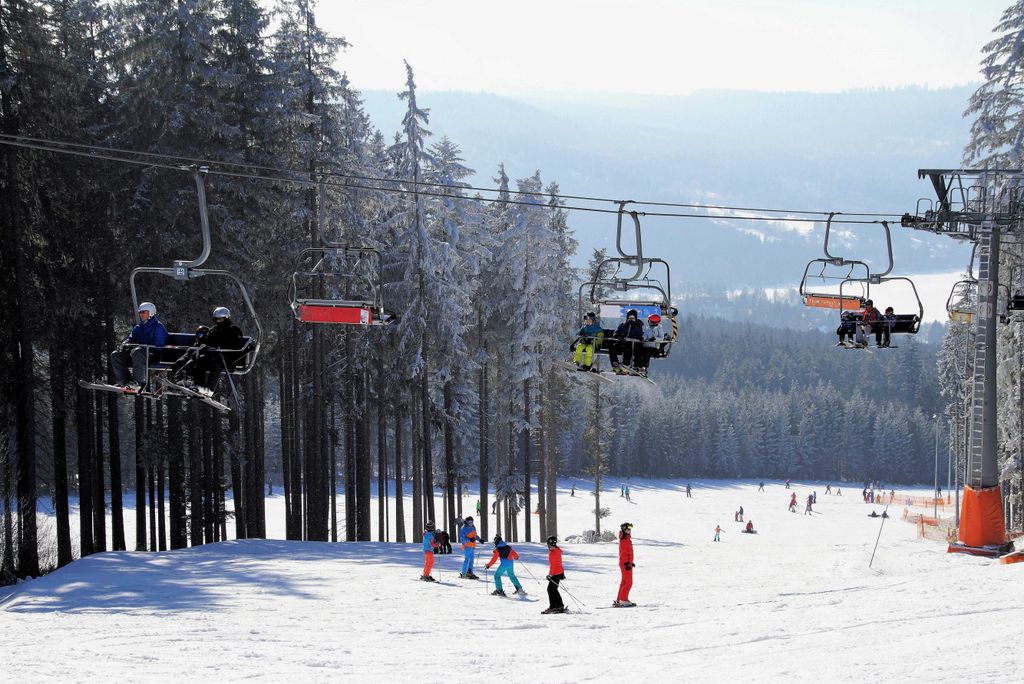 hansepuzzle 21059 - Ski-Lift Puzzle, 2000 Teile, Sport, 90,0 x 60,0cm mit hochwertiger Aufbewahrung, Kartonbox und wiederverschließbarem Beutel