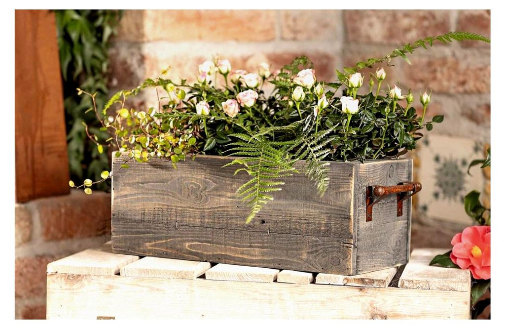 Pflanzkästen aus recyceltem Holz, grau gekalkt