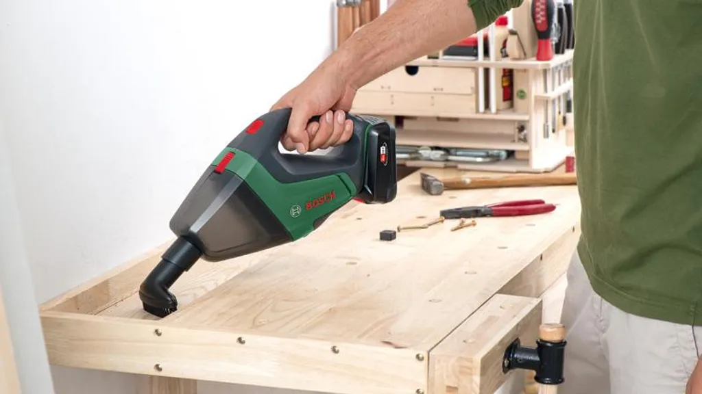 Aspirateur à main sans fil Bosch UniversalVac 18 idéal pour voiture - 18